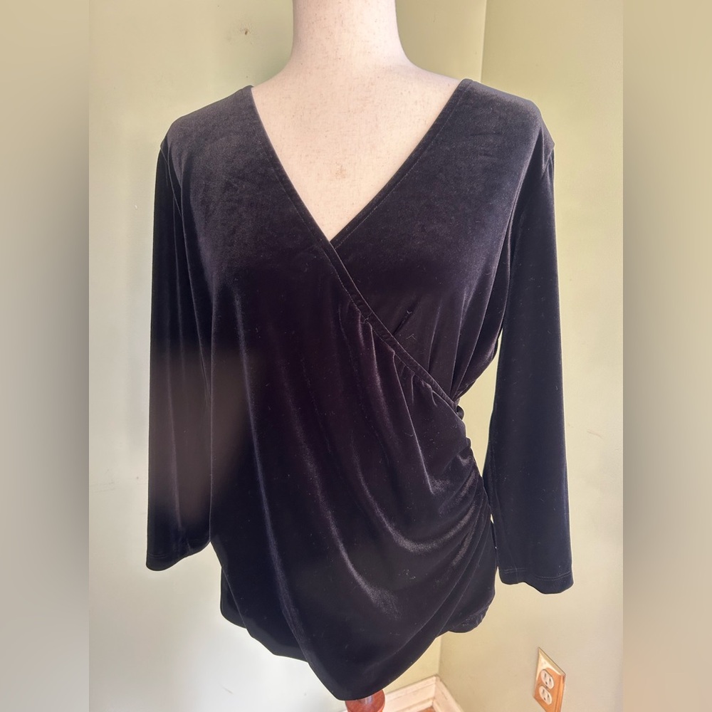 Land’s End black velvet faux wrap top w/3/4 sleeves. V neck Size 10/12. Lovely!